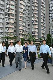 Accompanied by the Secretary of Constitutional and Mainland Affairs, Mr Stephen Lam (second right), a delegation led by the Governor of Guangdong, Mr Huang Huahua, visited Ma On Shan today (August 1) to understand the development of new towns in Hong Kong