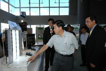 广东省省长黄华华在香港生產力促进局试验一项先进仪器。