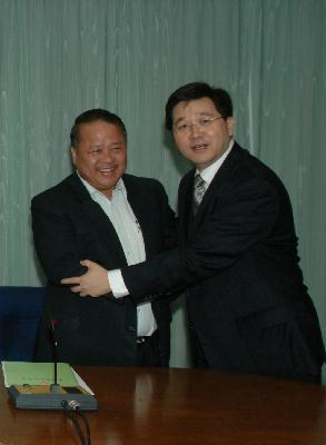 Mr Stephen Lam greets legislator Mr Wong Yung-kan