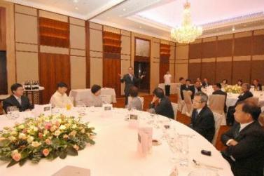 The Chief Secretary for Administration, Mr Henry Tang, today (August 21) hosted a luncheon for the chairmen and vice-chairmen of the 18 District Councils (DCs) as part of the public consultation on the Green Paper on Constitutional Development