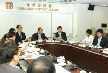 The Secretary for Constitutional and Mainland Affairs, Mr Stephen Lam (third right) attends a Yuen Long District Council (DC) meeting this morning (August 23) to listen to DC members' views on the Green Paper on Constitutional Development