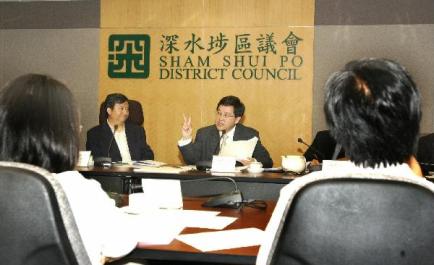 The Secretary for Constitutional and Mainland Affairs, Mr Stephen Lam, attends a Sham Shui Po District Council (DC) meeting this afternoon (August 27) to listen to DC members' views on the Green Paper on Constitutional Development