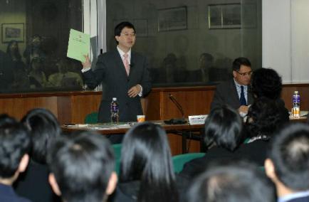 政制及內地事務局局長林瑞麟今日（八月二十九日）傍晚出席香港律師會舉辦的座談會，向與會者介紹《政制發展綠皮書》的內容，並聽取他們對此議題的意見。
