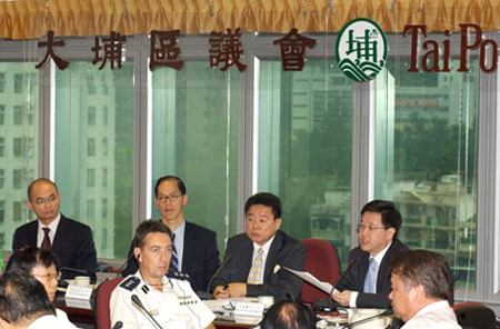 Secretary for Constitutional and Mainland Affairs Mr Stephen Lam (second right) attends a Tai Po District Council (DC) meeting this morning (September 4) to listen to DC members' views on the Green Paper on Constitutional Development