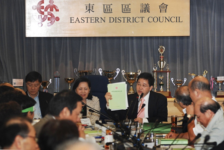 The Secretary for Constitutional and Mainland Affairs, Mr Stephen Lam, attends an Eastern District Council (DC) meeting this afternoon (September 10) to listen to DC members' views on the Green Paper on Constitutional Development