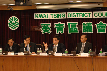 The Secretary for Constitutional and Mainland Affairs, Mr Stephen Lam, attends Kwai Tsing District Council (DC) meeting this afternoon (September 13) to listen to DC members' views on the Green Paper on Constitutional Development