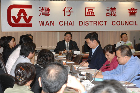 The Secretary for Constitutional and Mainland Affairs, Mr Stephen Lam, attends a Wan Chai District Council (DC) meeting this afternoon (September 18) to listen to District Council members' views on the Green Paper on Constitutional Development
