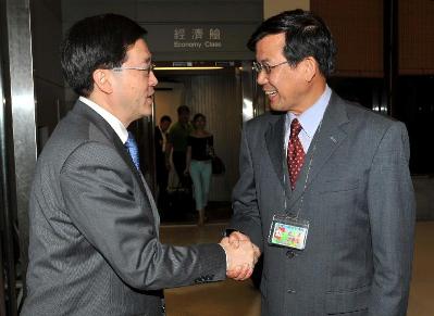 At the invitation of the Mainland Affairs Council (MAC), the Secretary for Constitutional and Mainland Affairs, Mr Stephen Lam, this (June 4) evening departed for a visit to Taipei. Photo shows Mr Lam being received by the Director of the Department of Hong Kong and Macao Affairs of the MAC, Mr Lo Mu-kun (right), at the Taiwan Taoyuan International Airport.