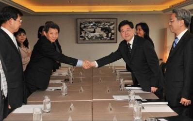 政制及內地事務局局長林瑞麟今日（六月五日）展開在台北的訪問行程。圖示林瑞麟與陸委會副主委傅棟成舉行工作會議前握手。