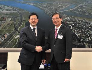 政制及內地事务局局长林瑞麟今日（六月五日）在台北展开访问行程。图示林瑞麟与台北市副市长吴清基（右）会面。
