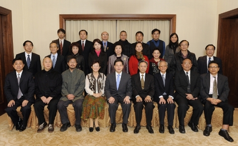 Mr Lam hosted a dinner in honour of the Alliance for the Reunification of China's "One Country, Two Systems Delegation" from Taiwan, and briefed them on the latest development in Hong Kong. It is the seventh delegation the Alliance for the Reunification of China has sent to Hong Kong. The delegation will stay in Hong Kong for four days to enhance their understanding on the implementation of "One Country, Two Systems" in Hong Kong and the various aspects of the SAR. Mr Lam (front row, fifth left) is pictured in a group photo with the delegation. Front row shows the Permanent Secretary for Constitutional and Mainland Affairs, Mr Joshua Law (sixth left); the Chairperson of the Alliance for the Reunification of China, Ms Chi Hsing (fourth left); and the Deputy Director General of Taiwan Affairs Department of the Liaison Office of the Central People's Government in Hong Kong, Mr Ho Che-ming (seventh left).