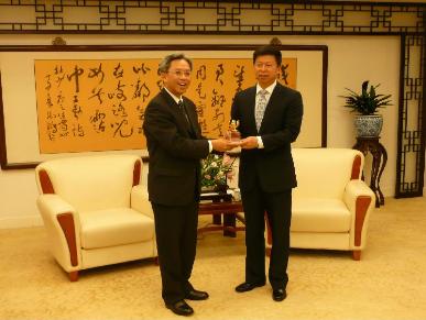 The Permanent Secretary for Constitutional and Mainland Affairs, Mr Joshua Law, and a delegation of the Government of the Hong Kong Special Administrative Region paid a visit to Beijing and Henan from November 2-7 at the invitation of the Ministry of Foreign Affairs. Mr Law is pictured presenting a souvenir to the Vice-Minister of Foreign Affairs, Mr Song Tao (right), during his courtesy call on the Ministry of Foreign Affairs in Beijing. The delegation returned to Hong Kong today (November 7).