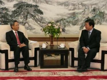 羅智光在北京訪問期間，與國務院台灣事務辦公室副主任孫亞夫（右）會面。