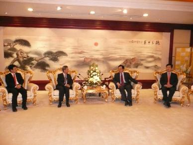 Mr Law meets the Secretary of CPC Henan Provincial Committee, Mr Xu Guangchun (second right); the Vice Governor, People's Government of Henan Province, Mr Song Xuntao (first right); and the Deputy Director-General of the Department of Hong Kong, Macao and Taiwan Affairs, Ministry of Foreign Affairs, Mr Huang Songfu (first from left) during his visit to Henan.