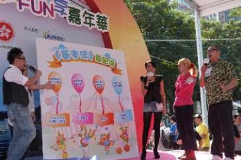 Photo shows singer Sherman Chung and members of the public playing a game based on the Basic Law theme at the carnival this (November 28) afternoon.
