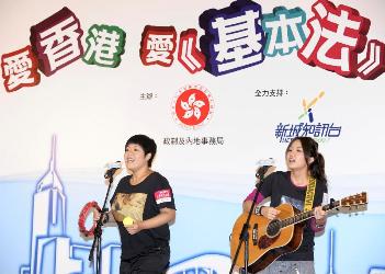 組合at17今日（九月十二日）在「愛香港‧愛《基本法》同樂日」表演，吸引不少市民欣賞。