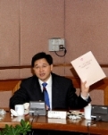 Photo shows Mr Lam speaking at the Yau Tsim Mong District Council meeting.