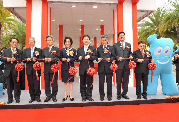 The Secretary for Constitutional and Mainland Affairs, Mr Stephen Lam (fourth right), and Vice Director, Executive Committee of the World Expo Shanghai China, Ms Zhong Yanqun (fourth left), today (December 12) jointly officiate at the opening ceremony of an exhibition on Hong Kong's participation in Shanghai Expo at the Hong Kong Brands and Products Expo at Victoria Park. Other officiating guests include Director and General Manager of China Travel Service (Hong Kong) Limited, Mr Zhou Laiwei (third right); Permanent Secretary for Constitutional and Mainland Affairs, Mr Joshua Law (third left); Director of Information Services, Mr Michael Wong (second right); Assistant Director, Liaison Office of the Central People's Government in the Hong Kong SAR, Mr Wang Rudeng (second left); President of The Chinese Manufacturers' Association of Hong Kong, Mr Paul Yin (first right); and Director, Asia Tourism Exchange Centre Limited, National Tourism Administration of the People's Republic of China, Mr Lin Shan (first left). On the far right was the Shanghai Expo mascot Haibao.