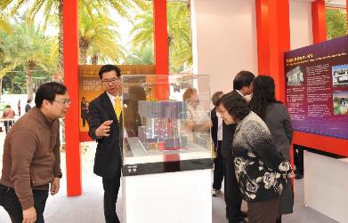 參觀人士對在維多利亞公園工展會內展出的香港館模型深感興趣。