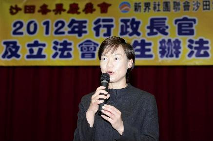The Under Secretary for Constitutional and Mainland Affairs, Miss Adeline Wong, attended a forum organised by two organizations in Sha Tin this (December 14) evening to listen to participants' views on the methods for selecting the Chief Executive and for forming the Legislative Council in 2012. Photo shows Miss Wong introducing the consultation document to the audience.