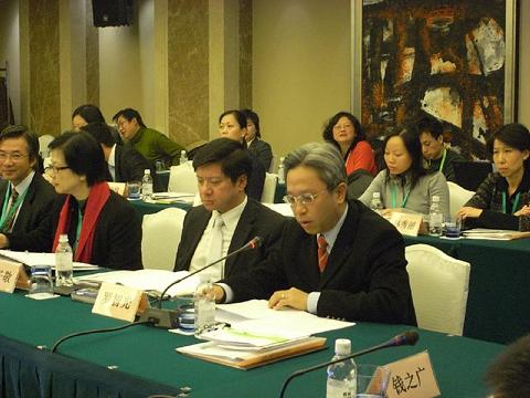 The Permanent Secretary for Constitutional and Mainland Affairs, Mr Joshua Law, attended the third meeting on the Hong Kong SAR and Macau SAR's participation in the 2010 Shanghai World Expo in Shanghai today (December 21). Photo shows Mr Law (right, front row) speaking at the meeting.