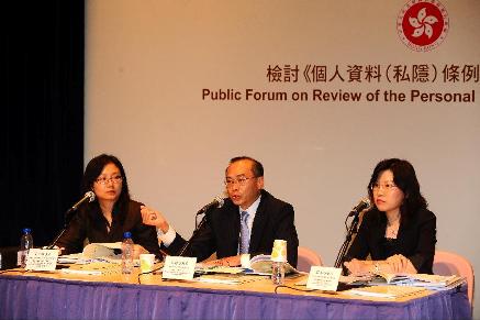 The Government this evening (September 18) held the first Public Forum at the Youth Square, Chai Wan, inviting public views on proposals to amend the Personal Data (Privacy) Ordinance. Deputy Secretary for Constitutional and Mainland Affairs, Mr Arthur Ho (centre), is pictured speaking at the Public Forum. Also present are the Principal Assistant Secretary for Constitutional and Mainland Affairs (Designate), Ms Christina Chong (left), and the Chief Legal Counsel of the Office of the Privacy Commissioner for Personal Data, Hong Kong, Miss Brenda Kwok (right).