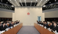 唐英年（左三）和萬慶良（右三）主持粵港合作聯席會議第十三次工作會議。