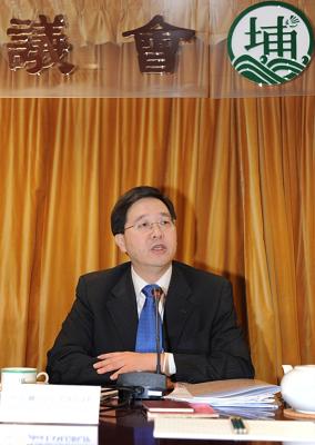 Photo shows Mr Lam speaking at the Tai Po District Council meeting.