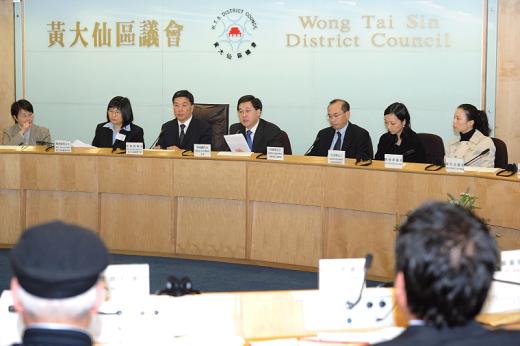 The Secretary for Constitutional and Mainland Affairs, Mr Stephen Lam (centre), attended the Wong Tai Sin District Council meeting this (January 5) afternoon to discuss the Consultation Document on the Methods for Selecting the Chief Executive and for Forming the Legislative Council in 2012.