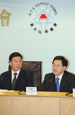 Photo shows Mr Lam speaking at the Wong Tai Sin District Council meeting.