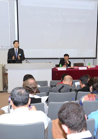 The Secretary for Constitutional and Mainland Affairs, Mr Stephen Lam, attended the Hong Kong Political Reform Series II Conference organised by the National Democratic Institute this (January 9) morning to speak on the Consultation Document on the Methods for Selecting the Chief Executive and for Forming the Legislative Council in 2012 and listen to the views of the participants on the subject. Photo shows Mr Lam addressing the conference.