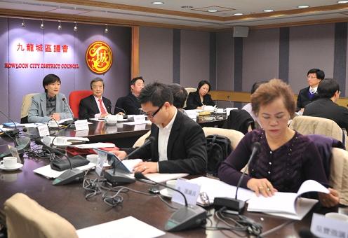 The Acting Secretary for Constitutional and Mainland Affairs, Miss Adeline Wong, attended the Kowloon City District Council meeting this (January 14) morning to discuss the Consultation Document on the Methods for Selecting the Chief Executive and for Forming the Legislative Council in 2012. Photo shows Miss Wong at the meeting.