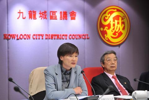 Photo shows Miss Wong speaking at the Kowloon City District Council meeting.