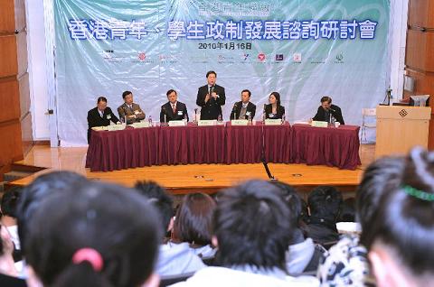 The Secretary for Constitutional and Mainland Affairs, Mr Stephen Lam, attended a forum organised by the Hong Kong United Youth Association this morning (January 16) to listen to the views of the participants on the methods for selecting the Chief Executive and for forming the Legislative Council in 2012.