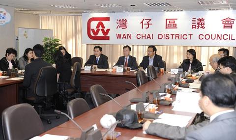 The Secretary for Constitutional and Mainland Affairs, Mr Stephen Lam, attended a Wan Chai District Council meeting this afternoon (January 19) to discuss the Consultation Document on the Methods for Selecting the Chief Executive and for Forming the Legislative Council in 2012.