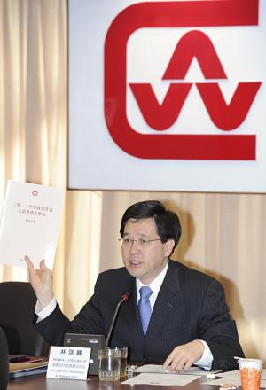 Photo shows Mr Lam speaking at the Wan Chai District Council meeting.