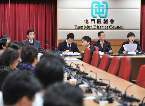 The Under Secretary for Constitutional and Mainland Affairs, Miss Adeline Wong, attended the Tuen Mun District Council meeting this (January 21) morning to discuss the Consultation Document on the Methods for Selecting the Chief Executive and for Forming the Legislative Council in 2012.