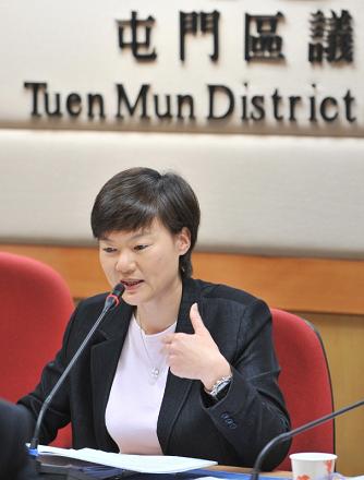 Photo shows Miss Wong speaking at the Tuen Mun District Council meeting.