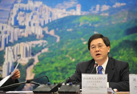 Photo shows Mr Lam speaking at the Sha Tin District Council meeting.