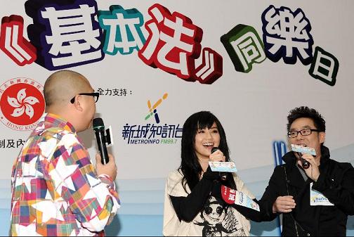 政制及內地事務局今日（一月二十三日）下午於奧海城二期舉辦「愛香港‧愛《基本法》同樂日」，節目內容資訊與娛樂並重。圖示歌星蔡卓妍以輕鬆手法介紹《基本法》內容。