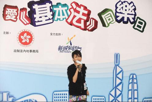 圖示歌星鍾舒漫今日（一月二十三日）下午於「愛香港‧愛《基本法》同樂日」中表演，吸引不少市民欣賞。
