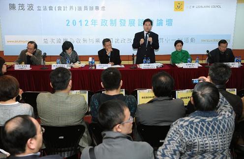 The Secretary for Constitutional and Mainland Affairs, Mr Stephen Lam, attended the forum organised by the office of Legislator Paul Chan Mo-po this (January 23) afternoon to listen to the views of the participants on the methods for selecting the Chief Executive and for forming the Legislative Council in 2012. Photo shows Mr Lam pictured at the forum.