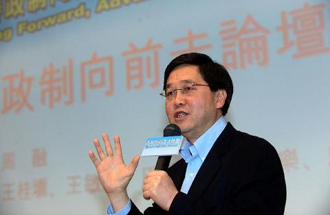 The Secretary for Constitutional and Mainland Affairs, Mr Stephen Lam, attended a forum organised by the Alliance for Constitutional Development this (January 24) afternoon to listen to views on the methods for selecting the Chief Executive and for forming the Legislative Council in 2012. Photo shows Mr Lam speaking at the forum.