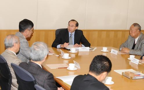 The Deputy Secretary for Constitutional and Mainland Affairs, Mr Arthur Ho, met representatives of the Hong Kong Printers Association this morning (January 26) to listen to participants' views on the methods for selecting the Chief Executive and for forming the Legislative Council in 2012.