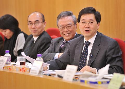 Photo shows Mr Lam speaking at the Tsuen Wan District Council meeting.