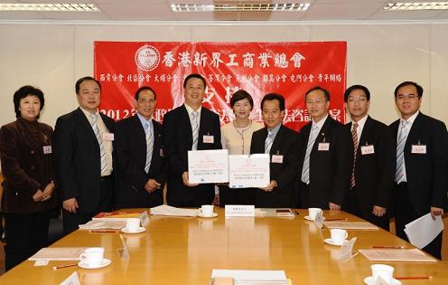 黄静文接收香港新界工商业总会代表的意见书。