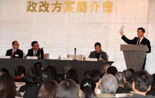 The Secretary for Constitutional and Mainland Affairs, Mr Stephen Lam, attended a forum organised by the Hong Kong Young Industrialists Council this morning (February 6) to listen to the views of participants on the Consultation Document on the Methods for Selecting the Chief Executive and for Forming the Legislative Council in 2012.
