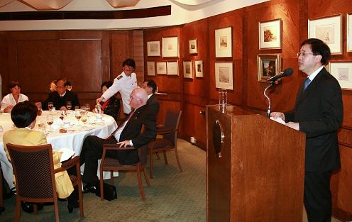 The Secretary for Constitutional and Mainland Affairs, Mr Stephen Lam, attended a luncheon organised by the Hong Kong Democratic Foundation this afternoon (February 8) to listen to the views of participants on the Consultation Document on the Methods for Selecting the Chief Executive and for Forming the Legislative Council in 2012.