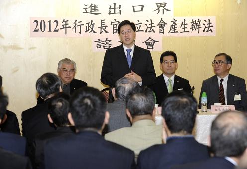 The Secretary for Constitutional and Mainland Affairs, Mr Stephen Lam, attended a forum organised by the Hong Kong Chinese Importers' and Exporters' Association this afternoon (February 8) to listen to the views of participants on the Consultation Document on the Methods for Selecting the Chief Executive and for Forming the Legislative Council in 2012.