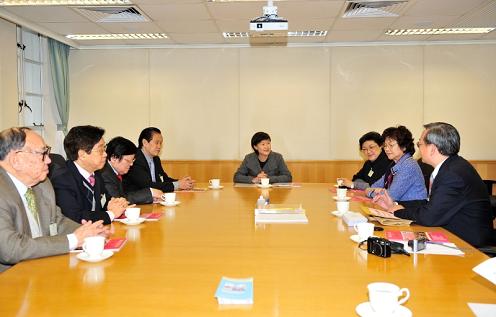The Under Secretary for Constitutional and Mainland Affairs, Miss Adeline Wong, met representatives of the Hong Kong Federation of Overseas Chinese Associations Limited this afternoon (February 12) to listen to their views on the Consultation Document on the Methods for Selecting the Chief Executive and for Forming the Legislative Council in 2012.